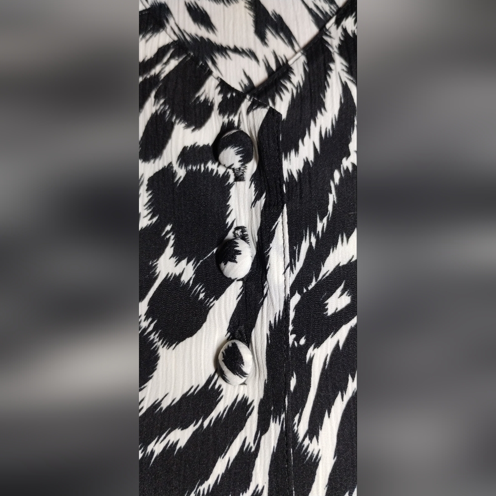 Christie & Jill Black and White Animal Print Women's Top (lX) - Picture 10 of 11